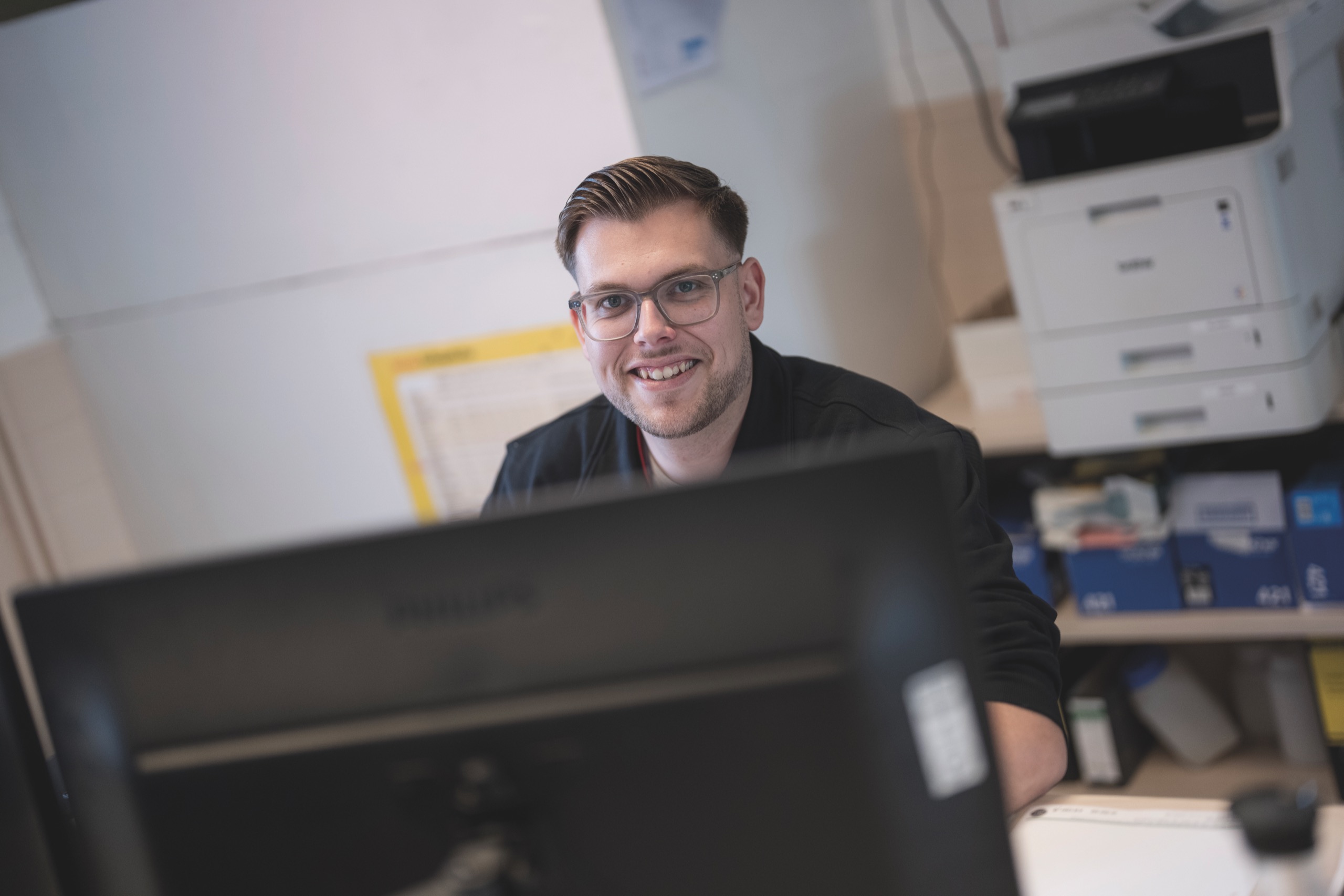 Mitarbeiter im Büro von Ripken Agrarhandel bei der Arbeit am Bildschirm