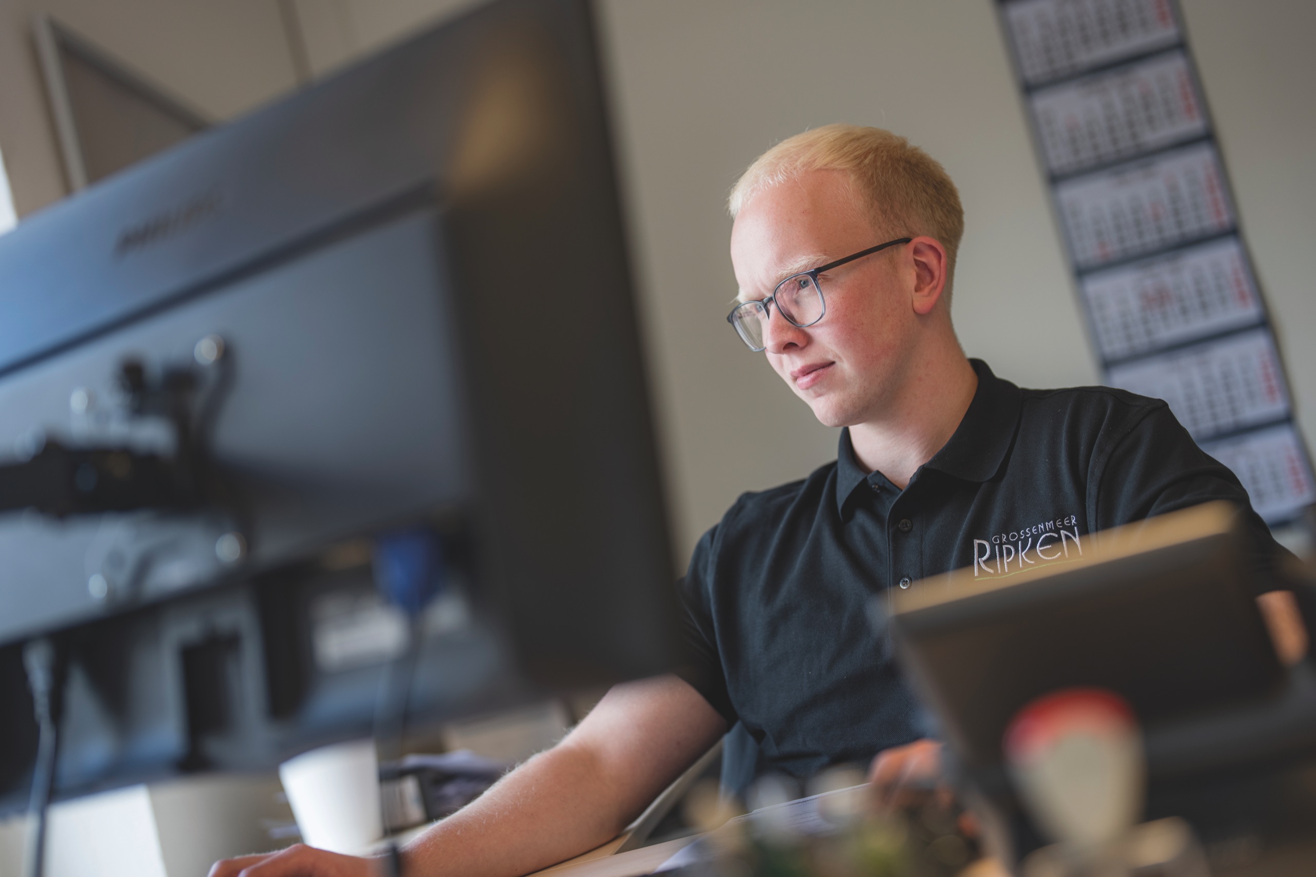 Mitarbeiter im Büro von Ripken Agrarhandel am Arbeitsplatz